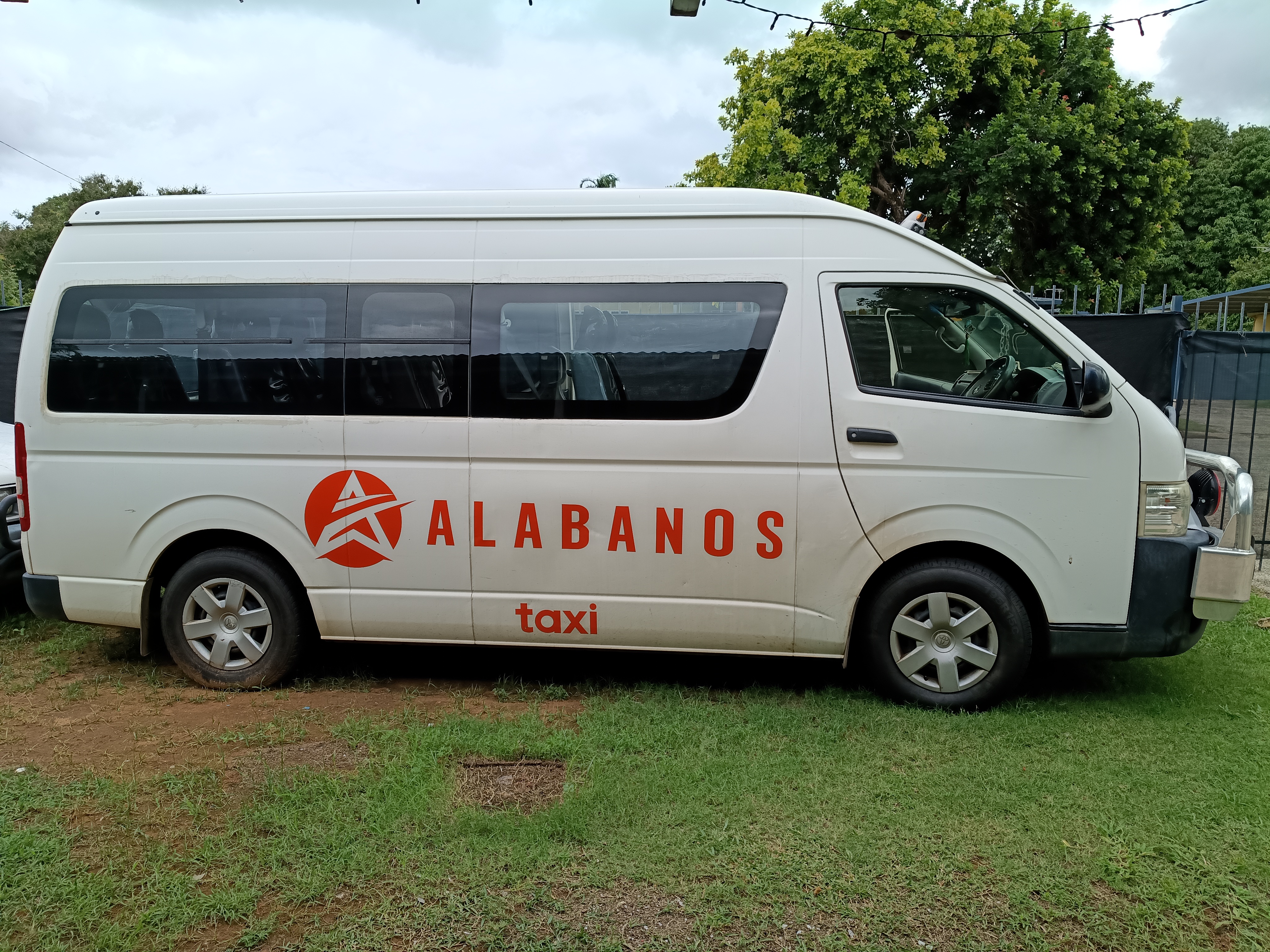 Alabanos Taxi side view